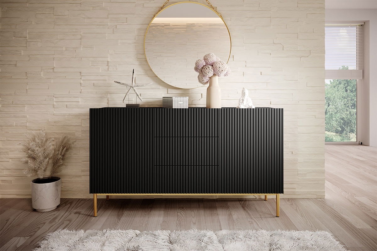 Komoda Nicole 150 cm z szufladami i metalowymi nogami - czarny mat / złote nóżki