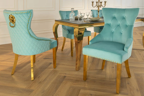 Błękitne aksamitne krzesło Castle glamour ze złotymi nogami, pikowaniem Chesterfield, złotymi nitami i ozdobną głową lwa na oparciu