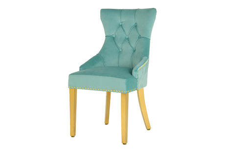 Błękitne aksamitne krzesło Castle glamour ze złotymi nogami, pikowaniem Chesterfield, złotymi nitami i ozdobną głową lwa na oparciu