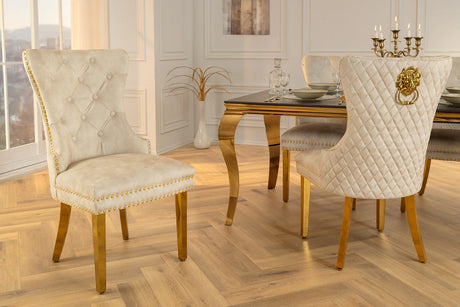 Beżowe aksamitne krzesło Castle glamour ze złotymi nogami, pikowaniem Chesterfield, złotymi nitami i ozdobną głową lwa na oparciu