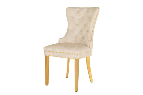 Beżowe aksamitne krzesło Castle glamour ze złotymi nogami, pikowaniem Chesterfield, złotymi nitami i ozdobną głową lwa na oparciu