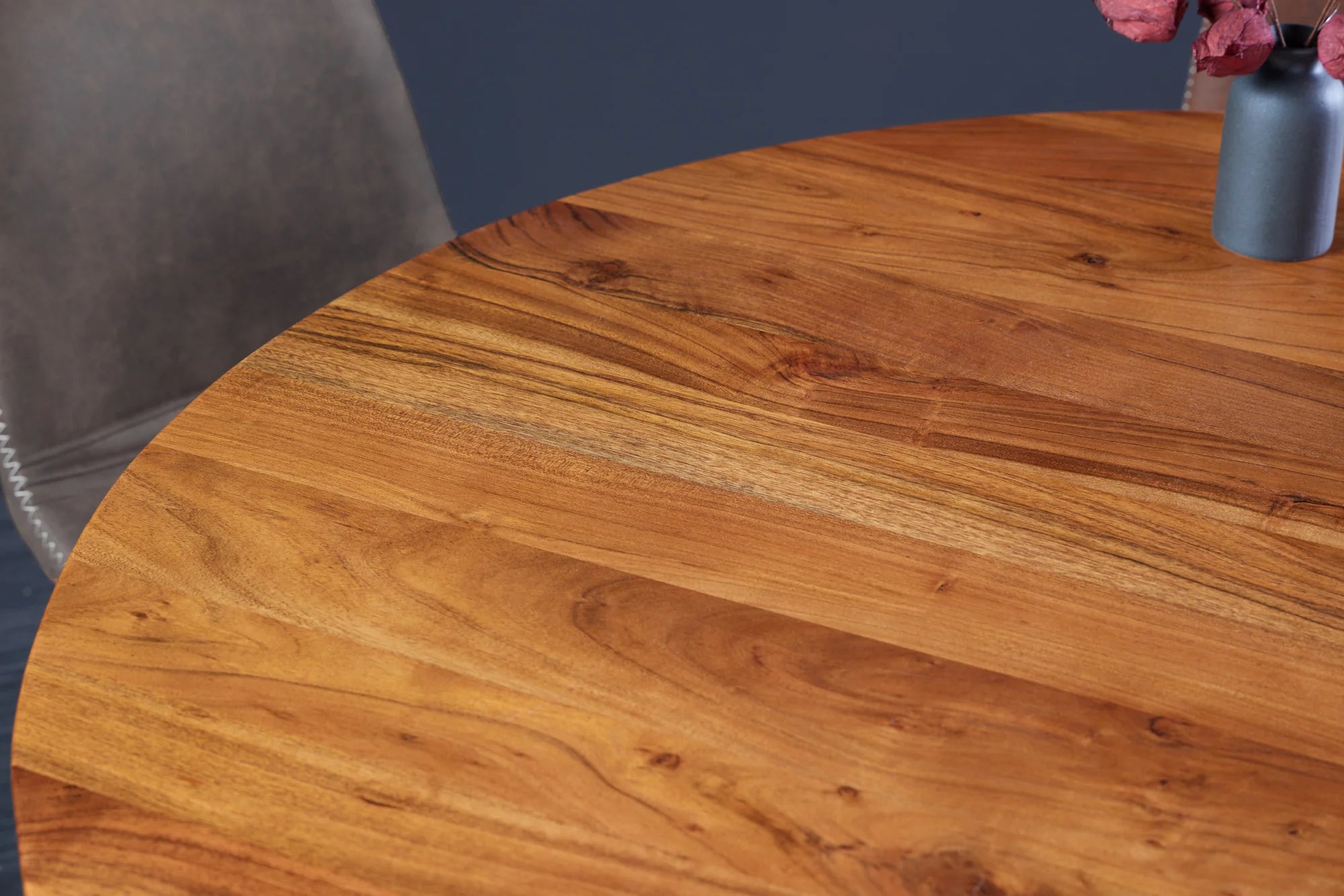 Okrągły stół akacjowy z lakierowanym blatem i drewnianą podstawą, naturalne usłojenie