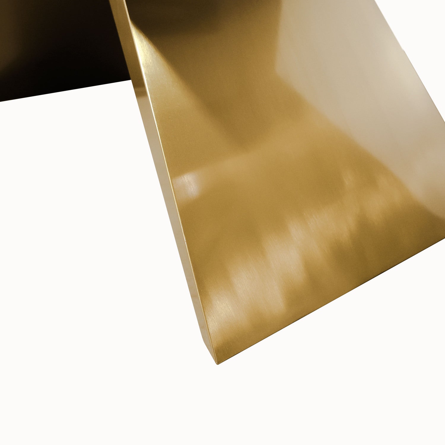 Stół z białym, marmurowym blatem i złotą podstawą X, czarny łącznik, połysk blatu, nowoczesny design