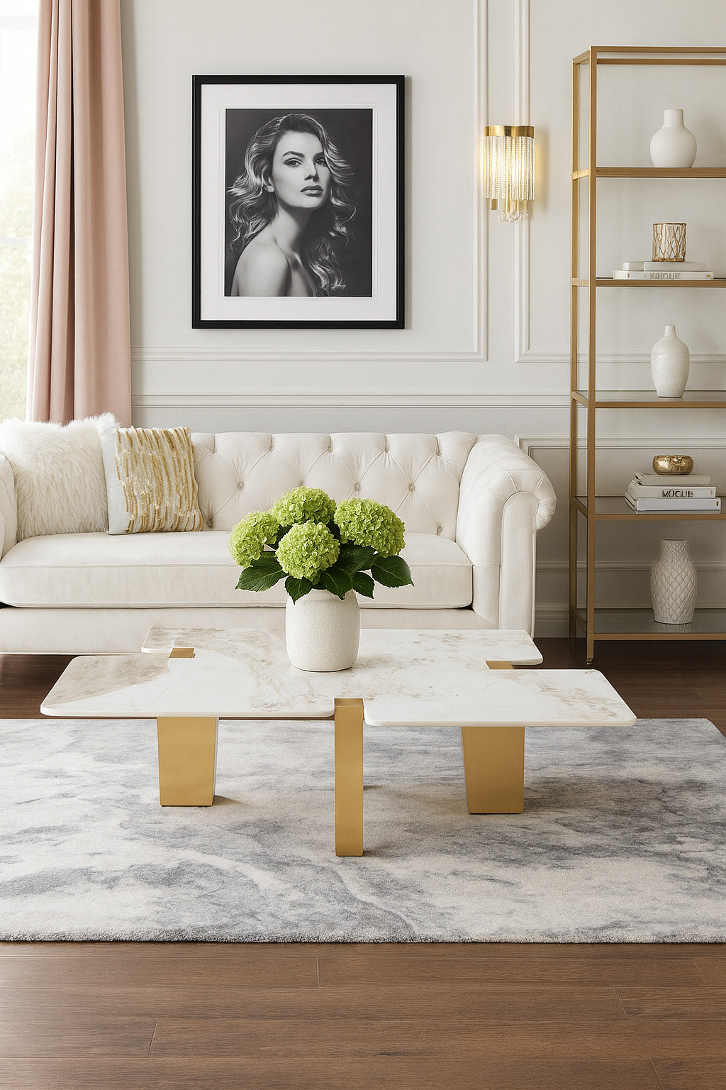 Stolik kawowy z białym, marmurowym blatem o wcięciach i złotymi, szczotkowanymi nogami, nowoczesny design