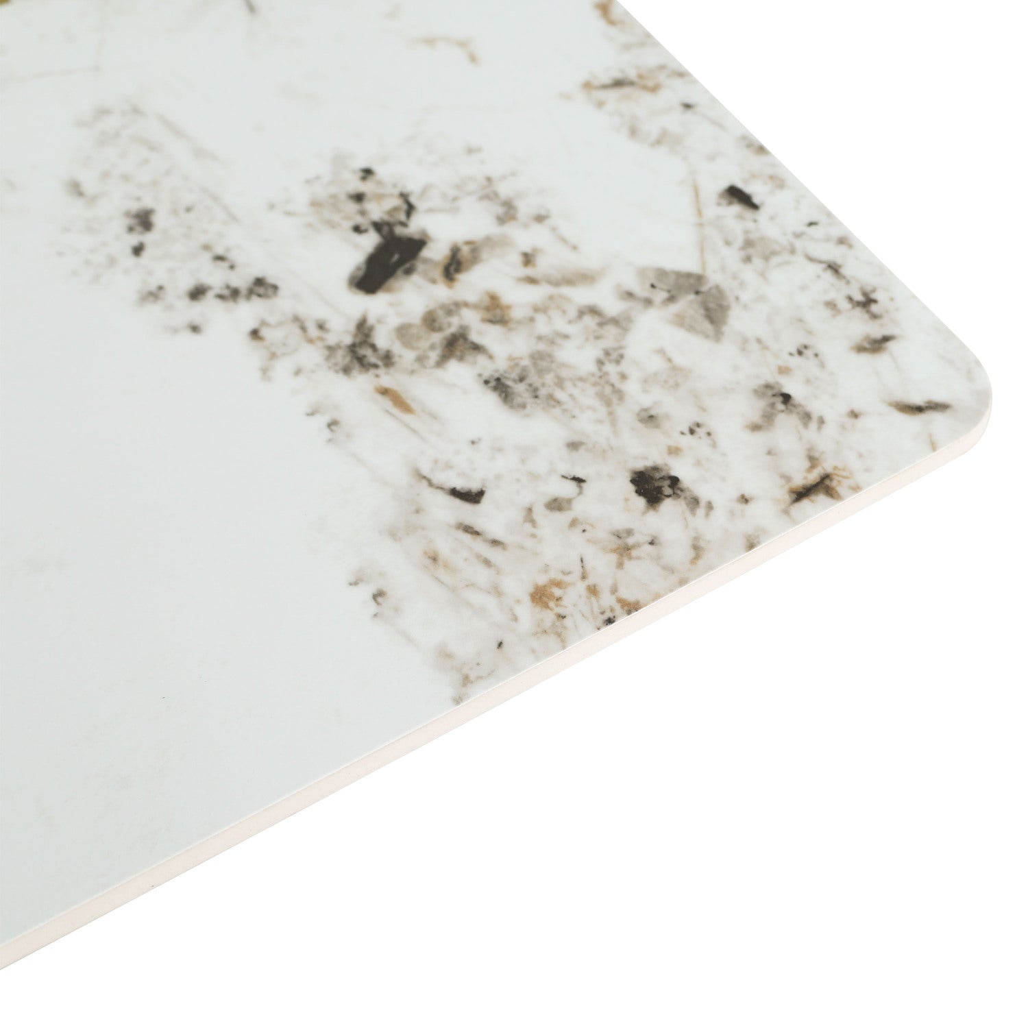 Stolik kawowy z białym, marmurowym blatem o wcięciach i złotymi, szczotkowanymi nogami, nowoczesny design