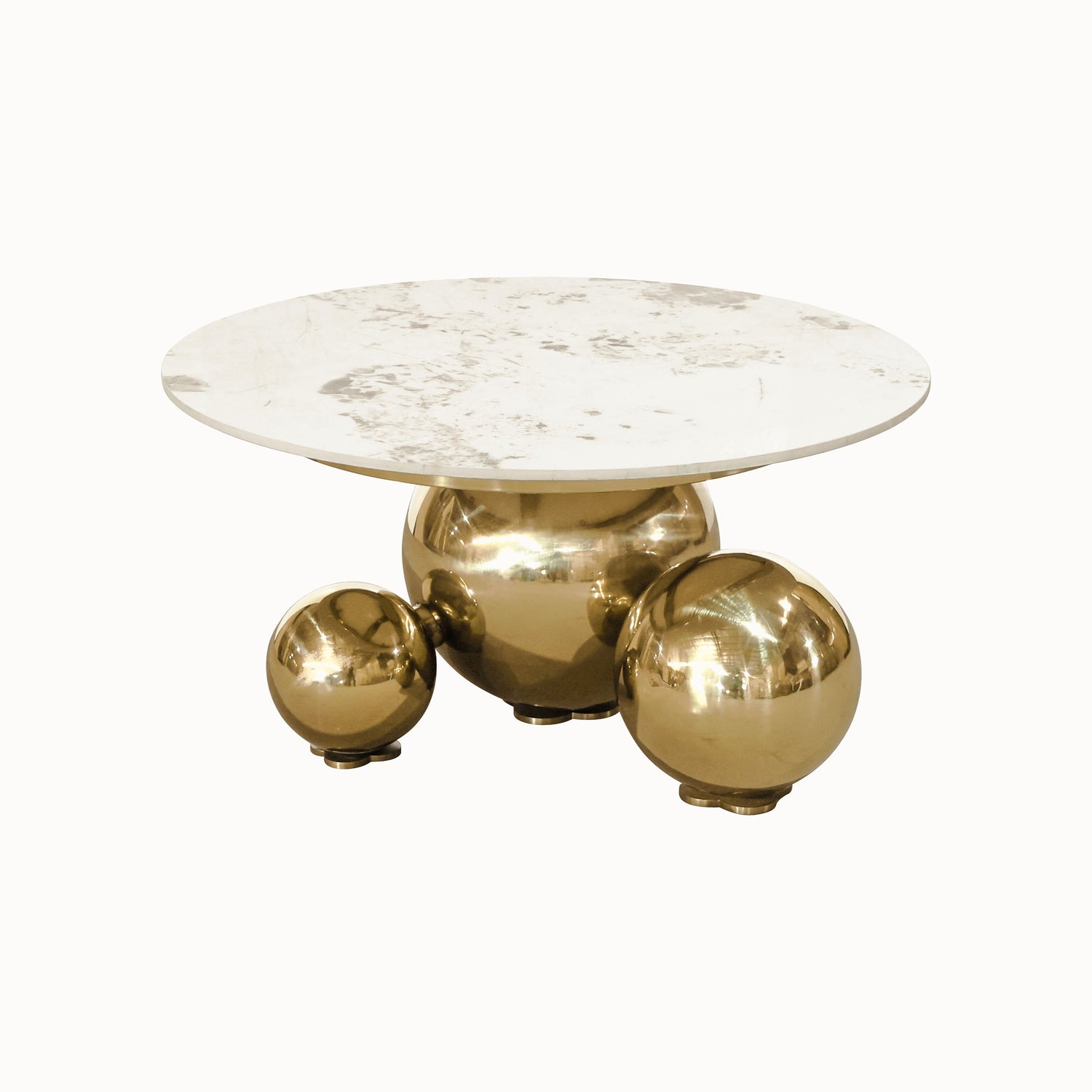 Stolik kawowy z okrągłym białym blatem marmurowym i złotą podstawą z trzech chromowanych kul, nowoczesny design