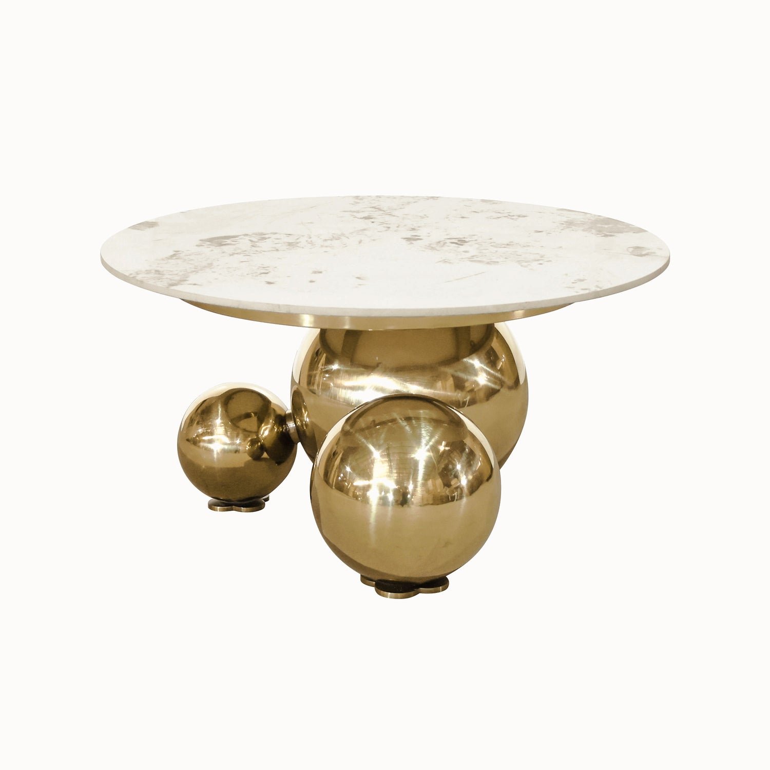 Stolik kawowy z okrągłym białym blatem marmurowym i złotą podstawą z trzech chromowanych kul, nowoczesny design