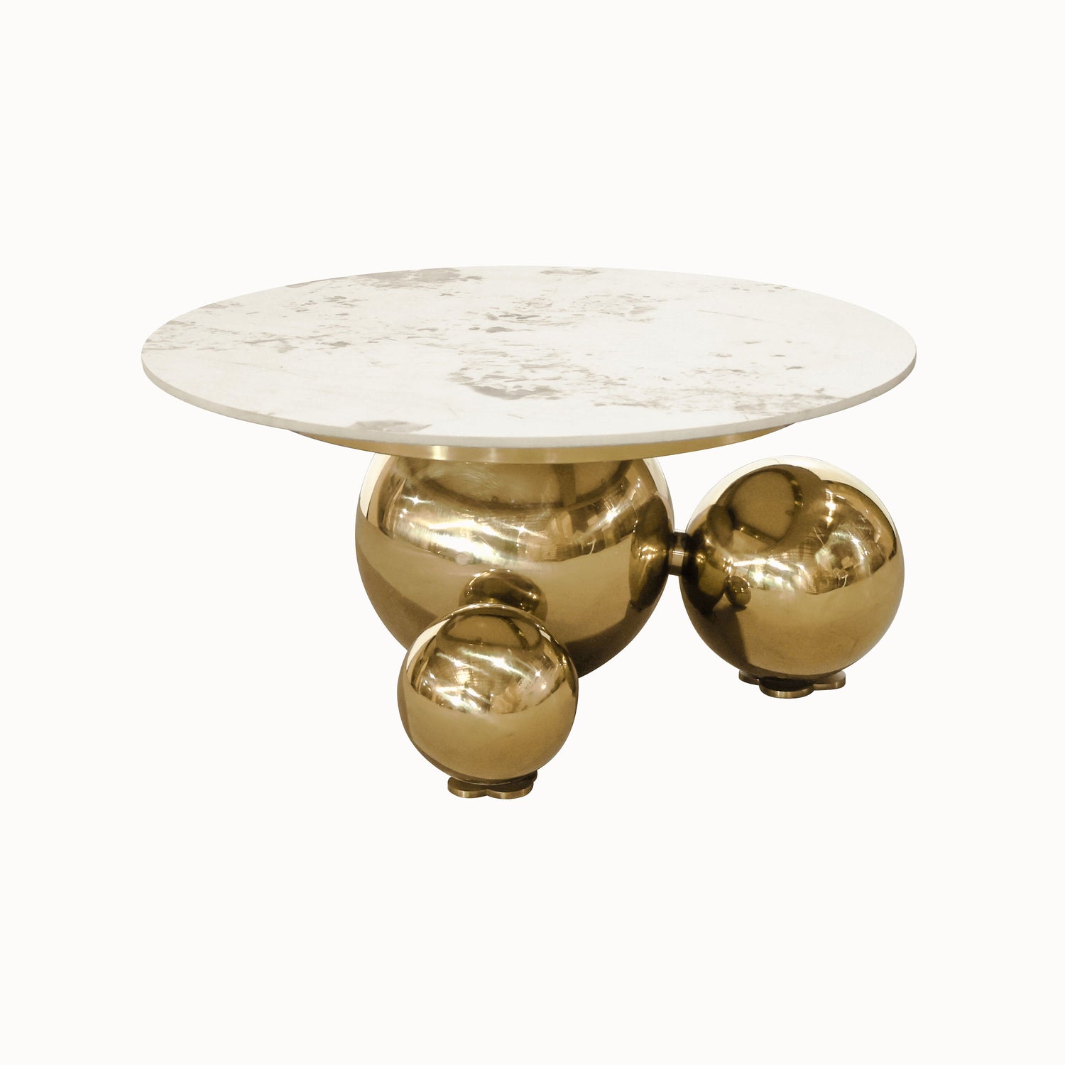 Stolik kawowy z okrągłym białym blatem marmurowym i złotą podstawą z trzech chromowanych kul, nowoczesny design