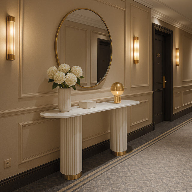 Konsola owalna z białym blatem imitującym marmur i dwiema plisowanymi nogami w kolorze ecru ze złotą bazą