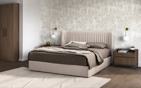 Łóżko włoskie Hexagon z pojemnikiem na pościel i plisowanym zagłówkiem w beżowej tkaninie.