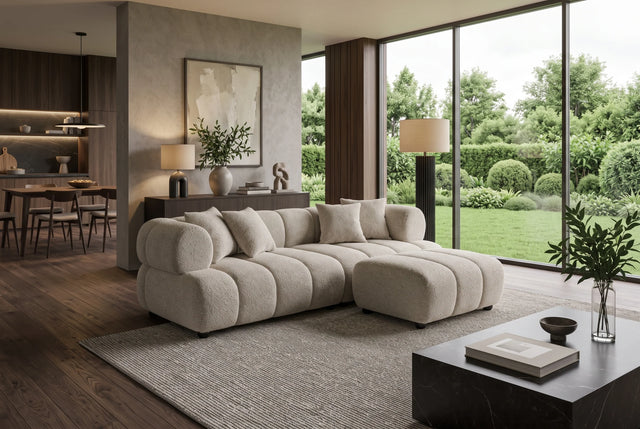 Nowoczesna beżowa sofa 255 cm, tkaninia boucle z zaokrąglonymi podłokietnikami i czterema poduszkami
