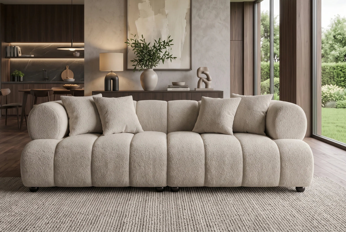 Nowoczesna beżowa sofa 255 cm, tkaninia boucle z zaokrąglonymi podłokietnikami i czterema poduszkami