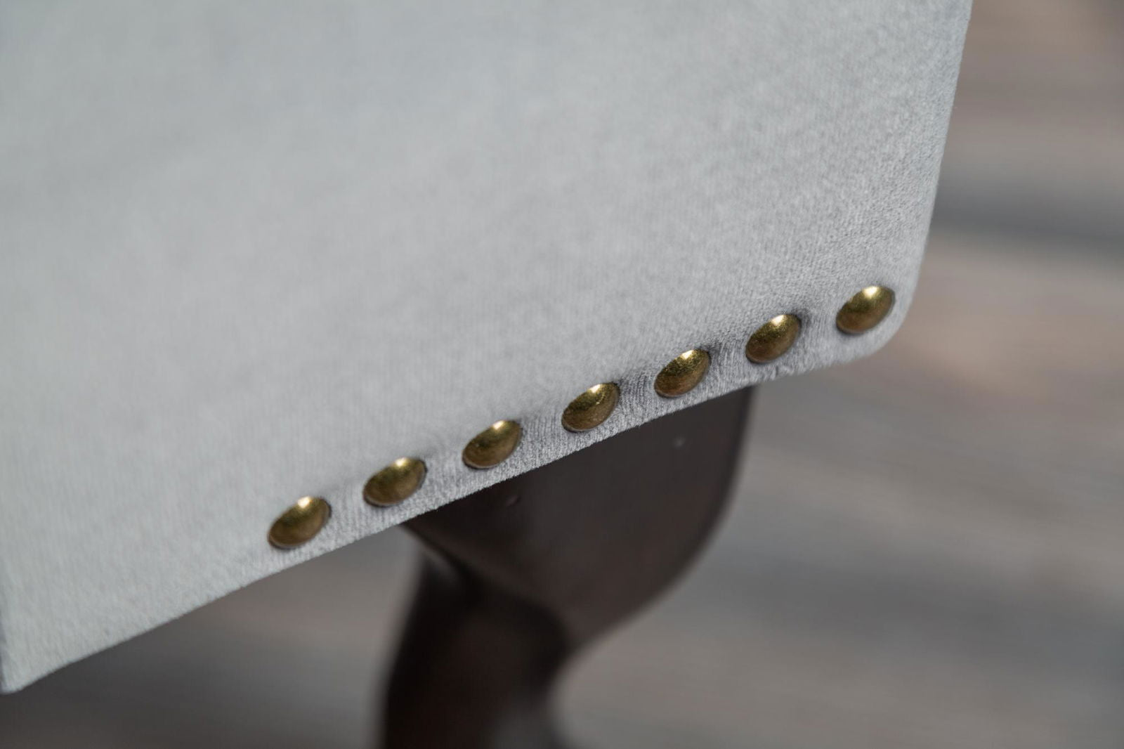 Podnóżek / pufa Chesterfield srebrno-szary aksamit / 39850  / INVICTA INTERIOR
