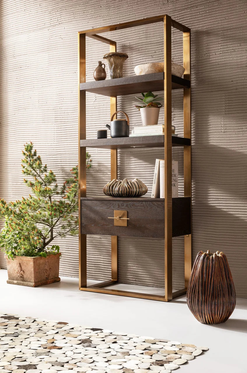 Regał Osaka z ciemnymi półkami, złotą stalową ramą i dolną szufladą