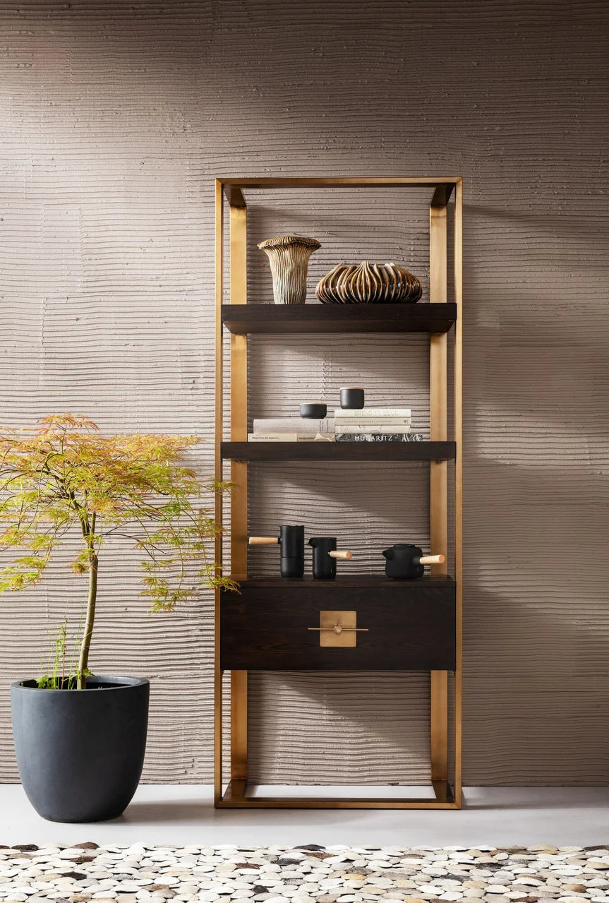 Regał Osaka z ciemnymi półkami, złotą stalową ramą i dolną szufladą