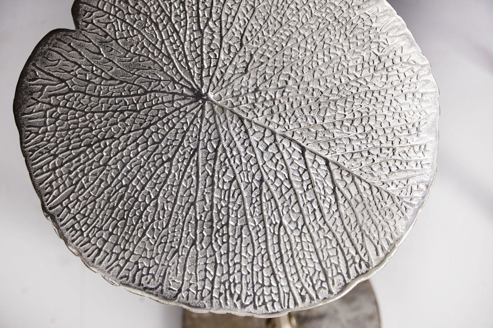 STOLIK LEAF SREBRNY  / 41283  / INVICTA INTERIOR