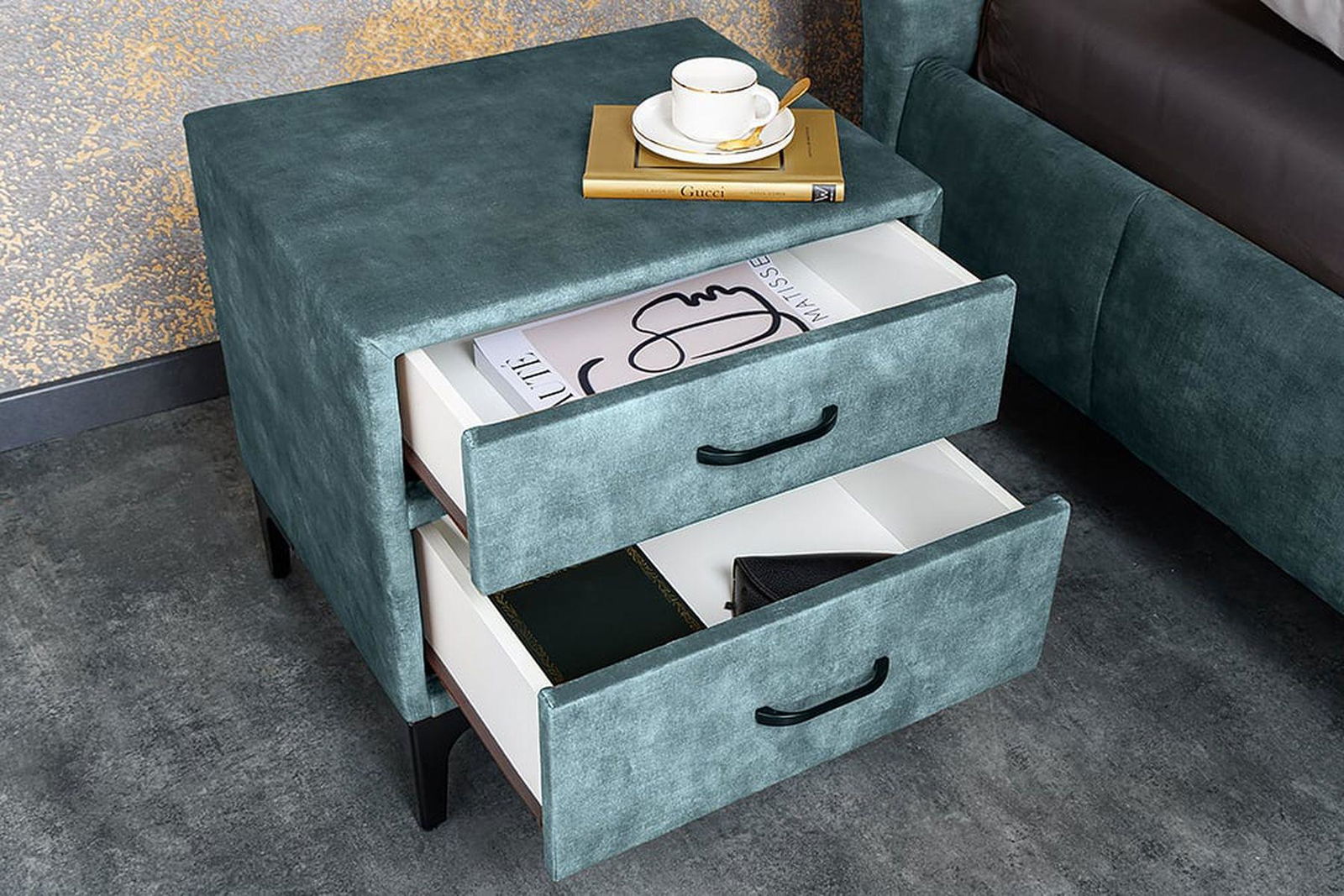 SZAFKA NOCNA BOUTIQUE NIEBIESKI AKSAMIT 50 CM / 41429 / INVICTA INTERIOR