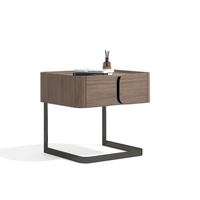 Stolik w okleinie z orzecha włoskiego na czarnej metalowej podstawie, 1 szuflada z frezowanym uchwytem i zaokrąglonymi krawędziami