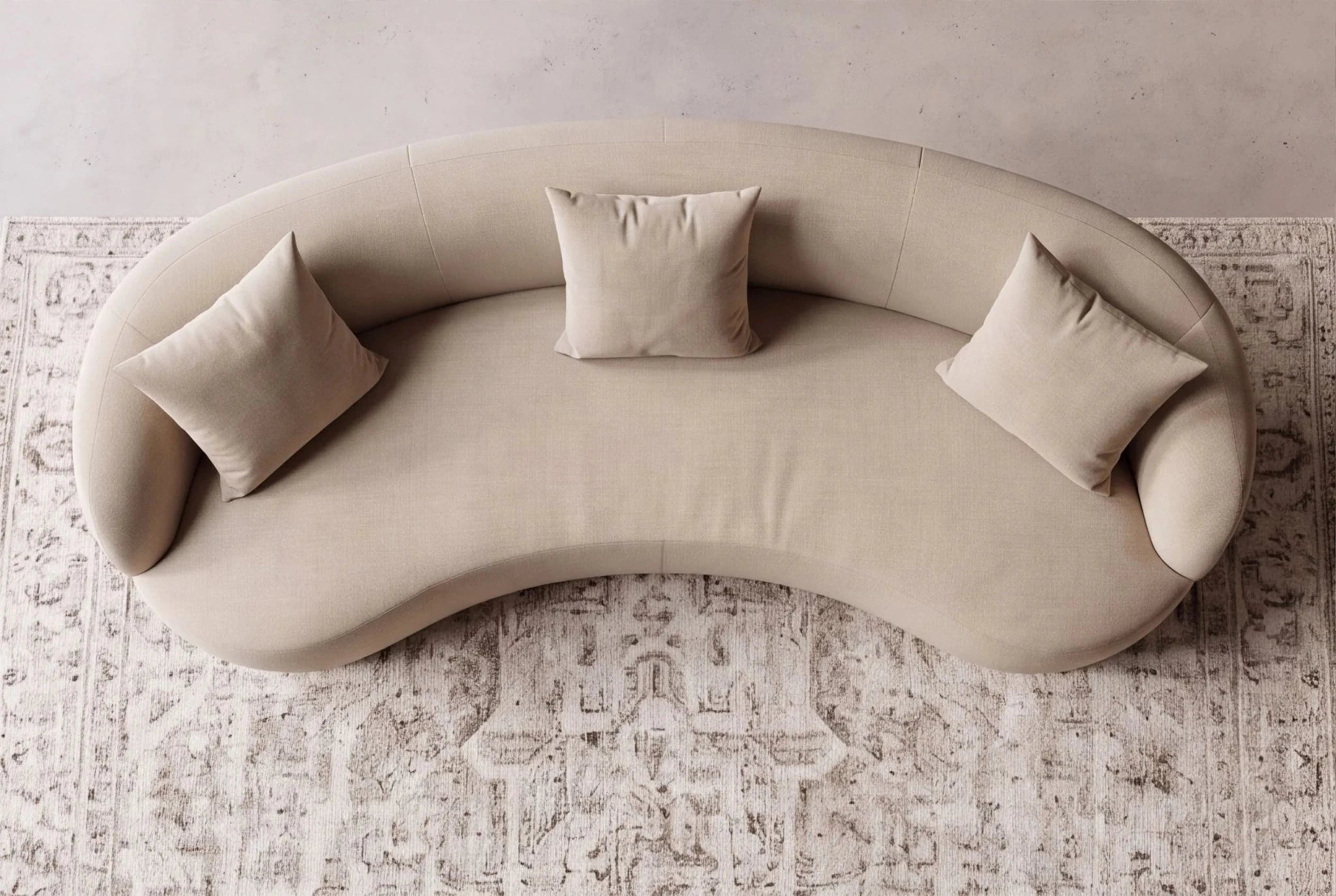 Beżowa sofa ATELIER 230 cm z aksamitną tapicerką i zaokrąglonymi kształtami do salonu