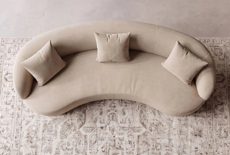 Beżowa sofa ATELIER 230 cm z aksamitną tapicerką i zaokrąglonymi kształtami do salonu