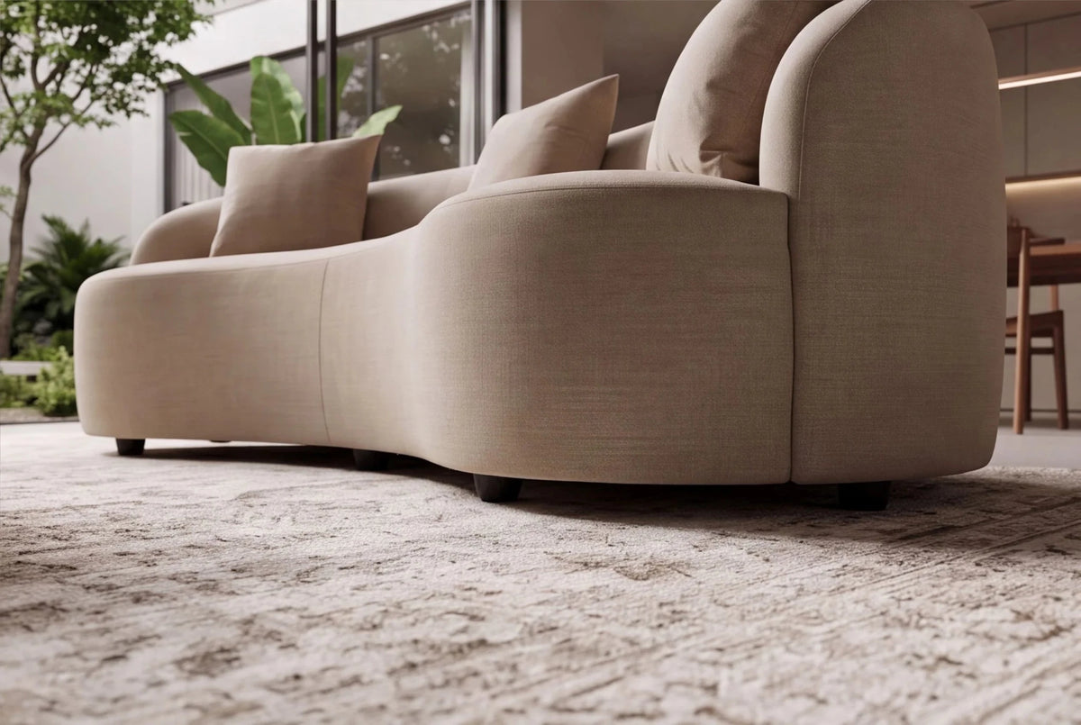 Beżowa sofa ATELIER 230 cm z aksamitną tapicerką i zaokrąglonymi kształtami do salonu