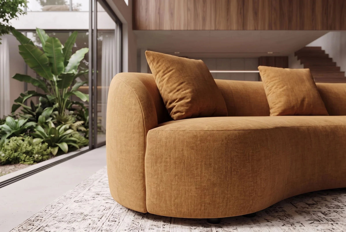 Żółta sofa ATELIER 230 cm z aksamitną tapicerką i zaokrąglonymi kształtami do salonu