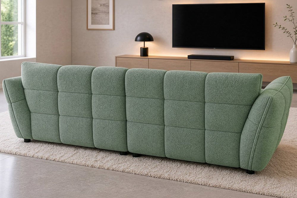 Zielona sofa CLOUD w tkaninie bouclé o miękkiej zaokrąglonej formie do nowoczesnego salonu