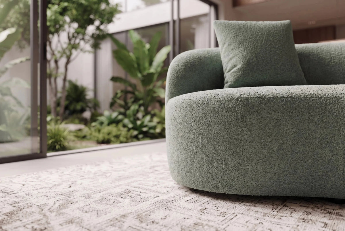 Zielona sofa ATELIER 230 cm 3-osobowa w tkaninie bouclé o zaokrąglonych kształtach