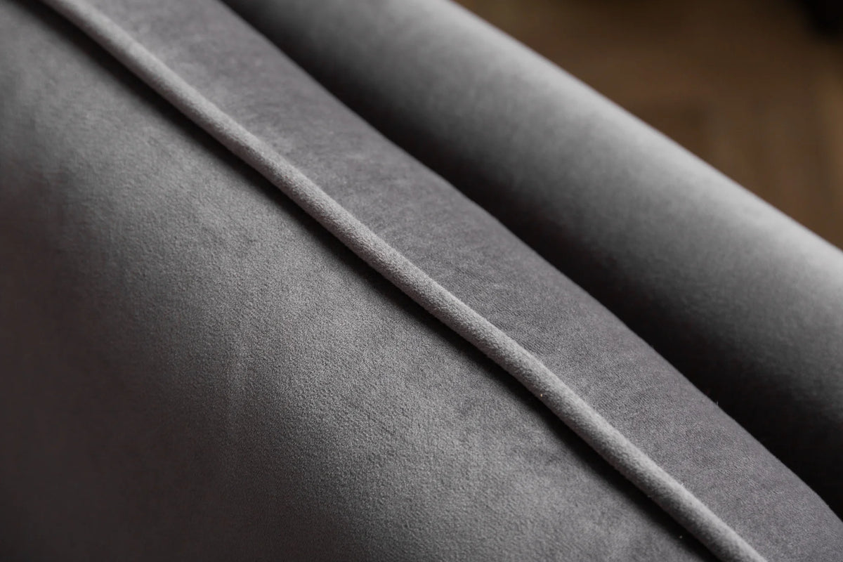 Szara sofa BOUTIQUE z tkaniny velvet z rozkładanym oparciem i metalowymi nóżkami do nowoczesnego salonu