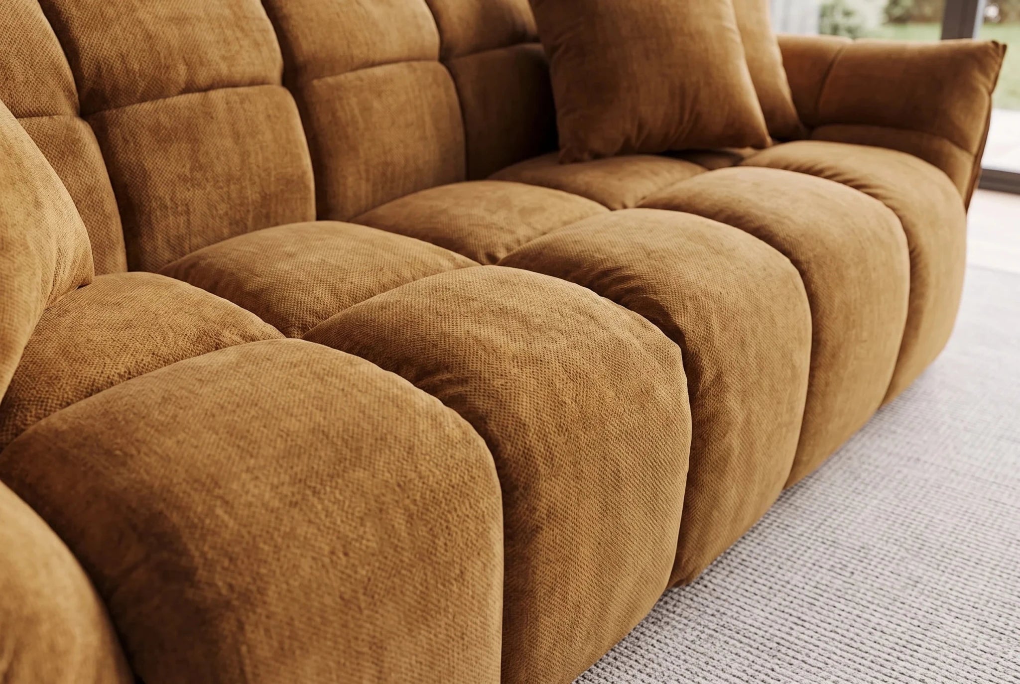 Żółta sofa CLOUD w tkaninie velvet o zaokrąglonej formie do nowoczesnego salonu