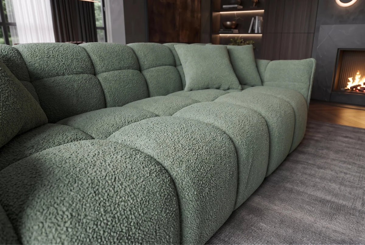 Zielona sofa CLOUD w tkaninie bouclé o miękkiej zaokrąglonej formie do nowoczesnego salonu