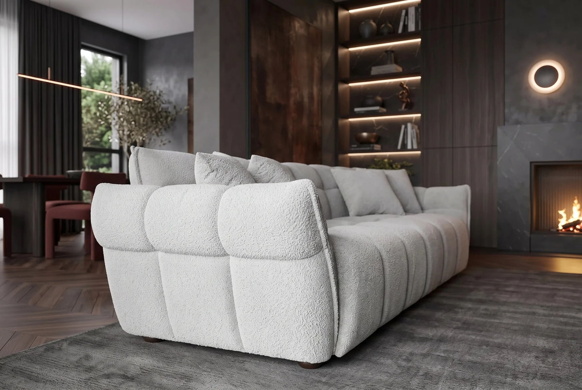 Szara sofa CLOUD w tkaninie bouclé o miękkiej zaokrąglonej formie do nowoczesnego salonu