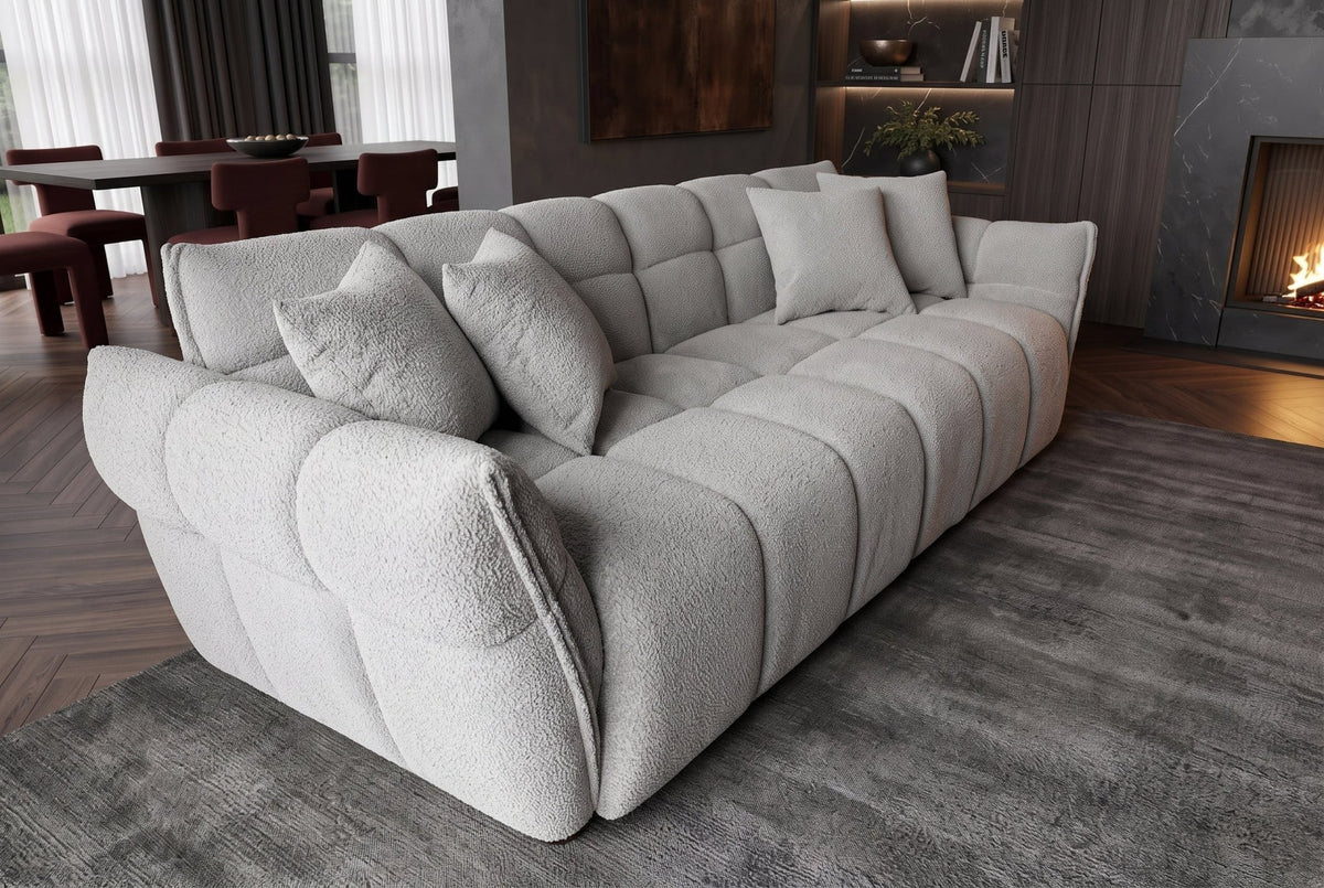Szara sofa CLOUD w tkaninie bouclé o miękkiej zaokrąglonej formie do nowoczesnego salonu