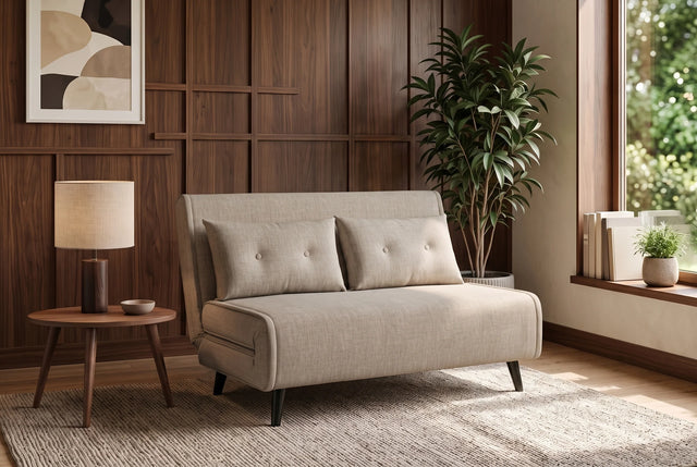 Beżowa sofa z funkcją spania 140 cm w tkaninie aksamit z drewnianymi nóżkami i poduszkami
