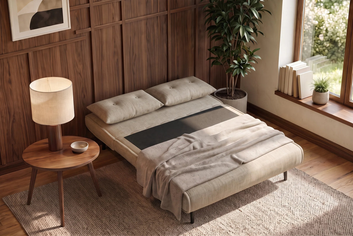 Beżowa sofa z funkcją spania 140 cm w tkaninie aksamit z drewnianymi nóżkami i poduszkami
