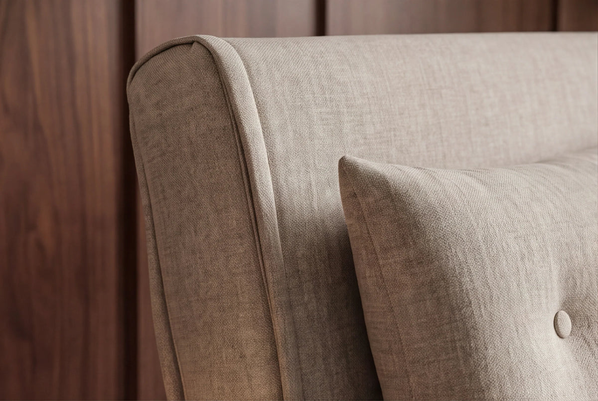 Beżowa sofa z funkcją spania 140 cm w tkaninie aksamit z drewnianymi nóżkami i poduszkami