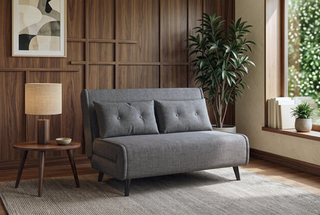Szara sofa z funkcją spania 140 cm w tkaninie aksamitu z drewnianymi nóżkami i poduszkami