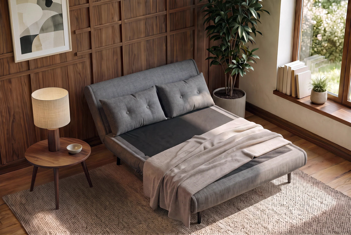 Szara sofa z funkcją spania 140 cm w tkaninie aksamitu z drewnianymi nóżkami i poduszkami
