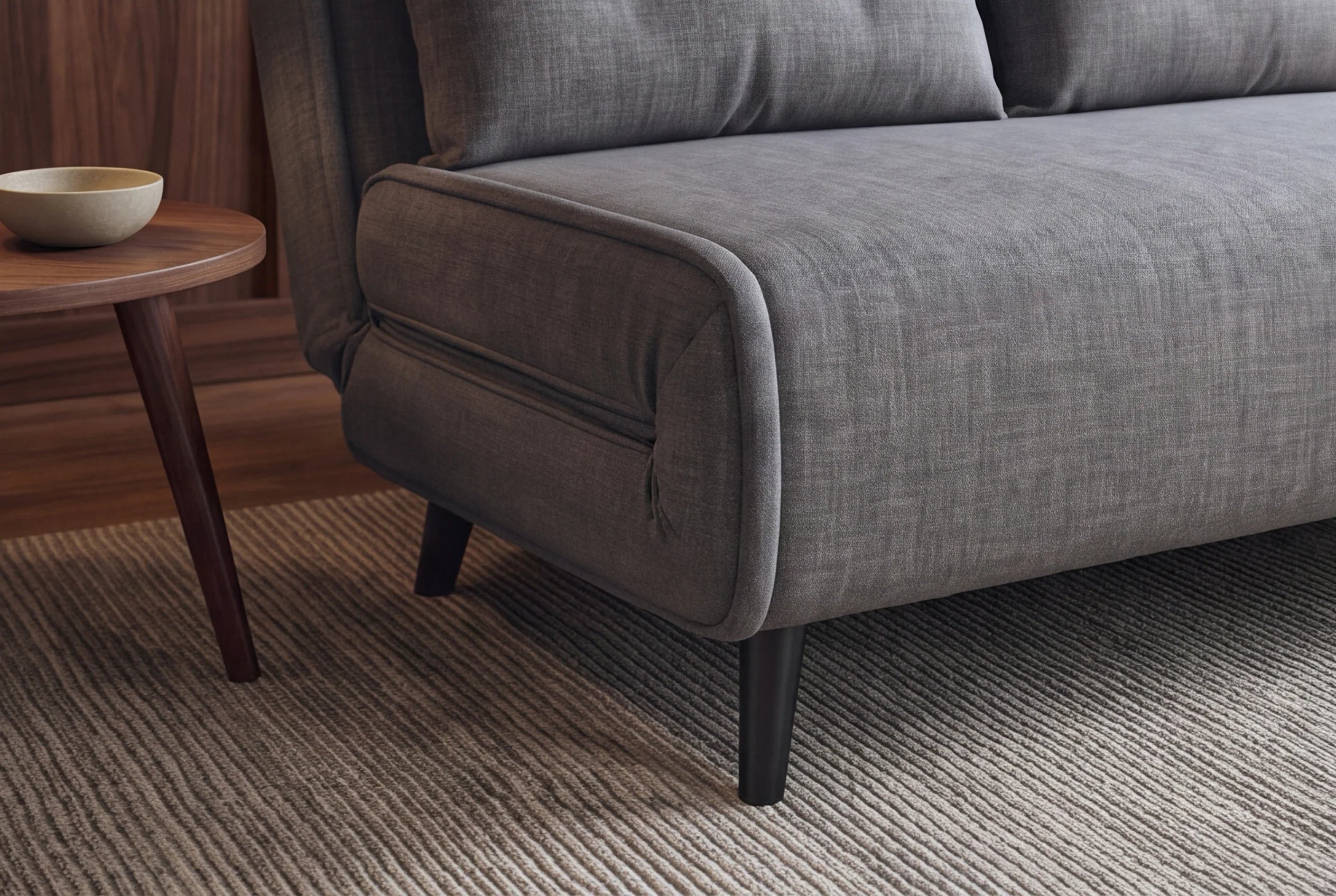 Szara sofa z funkcją spania 140 cm w tkaninie aksamitu z drewnianymi nóżkami i poduszkami