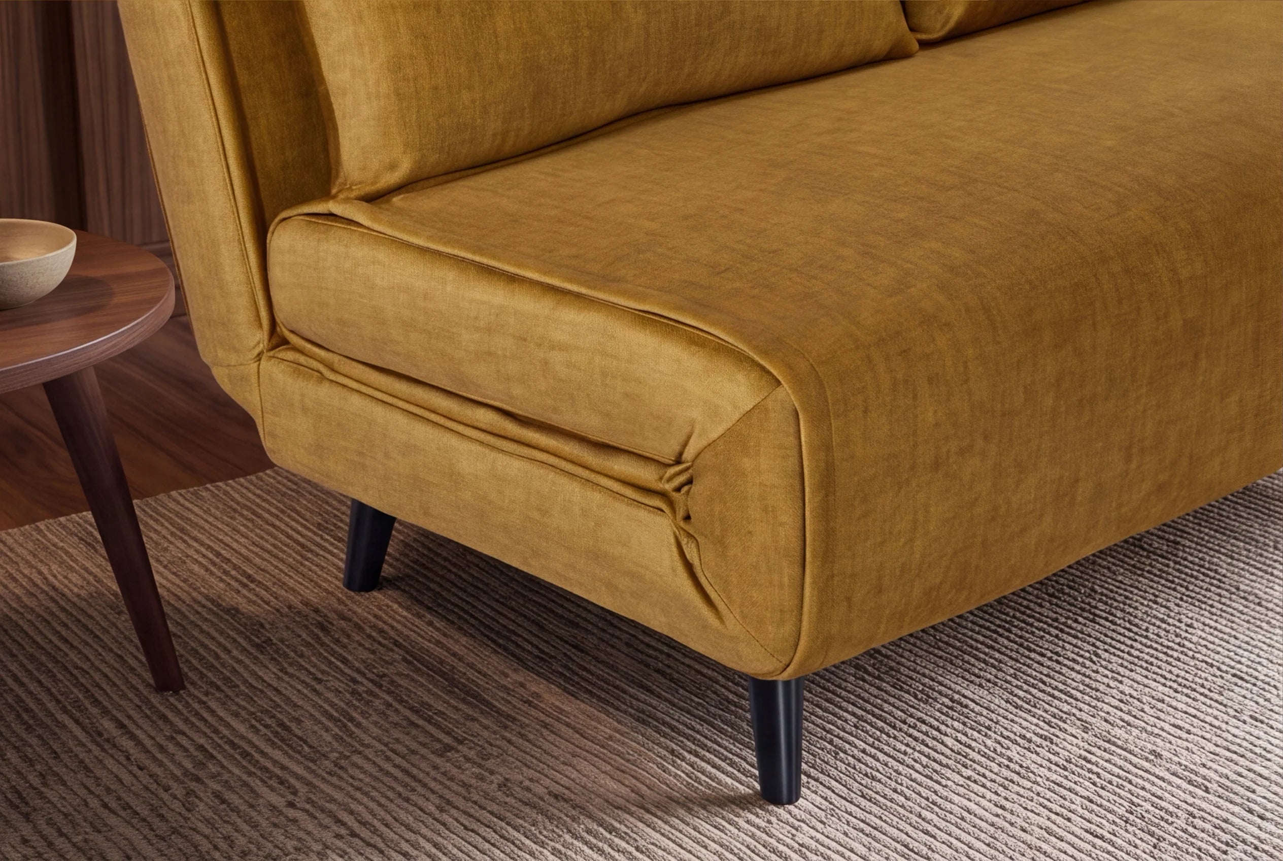 Żółta sofa z funkcją spania 140 cm w tkaninie aksamit z drewnianymi nóżkami i poduszkami