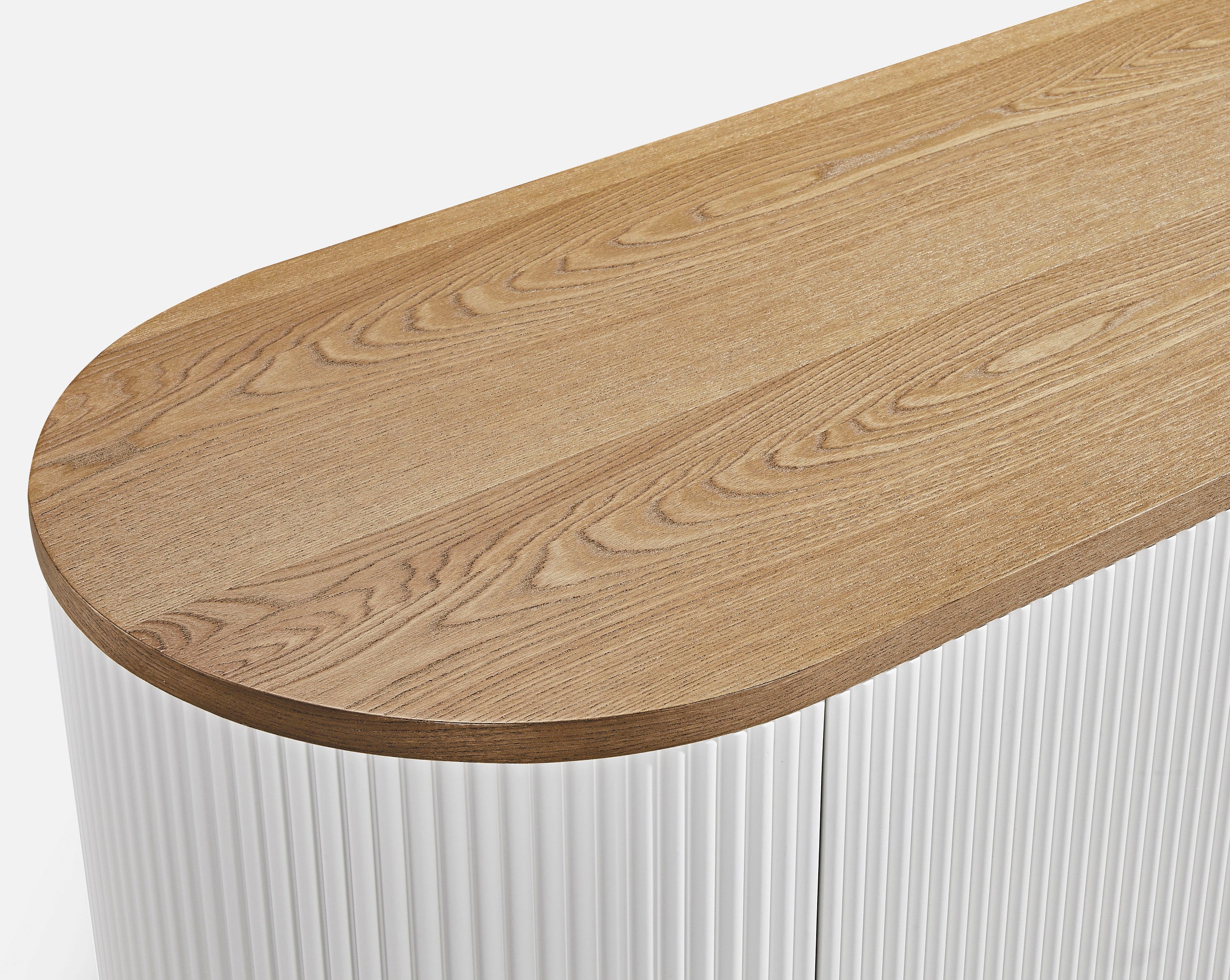 Komoda ecru z ryflowanym korpusem i owalnym blatem z jasnego drewna wiązu, 2-drzwiowa, nowoczesny styl