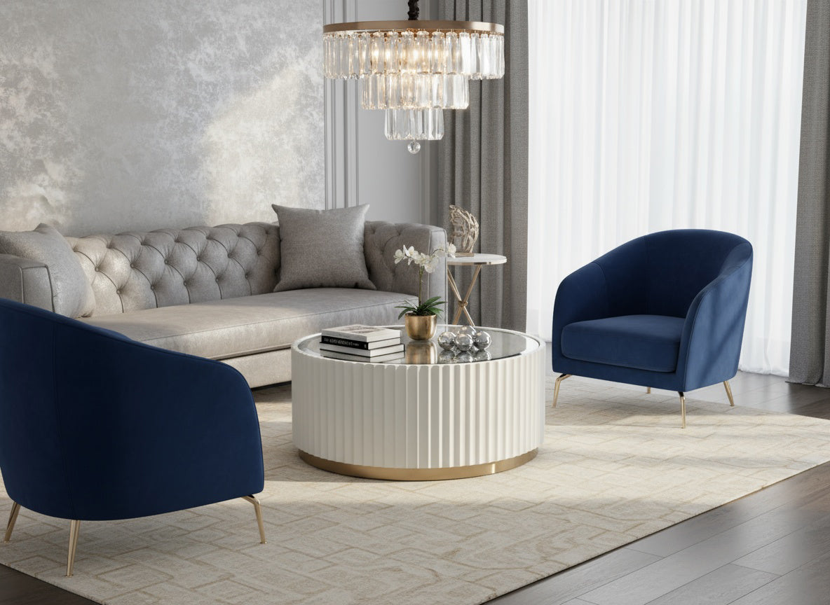 Okrągły stolik kawowy biały z ryflowanym korpusem, lustrzanym blatem i szczotkowaną złotą podstawą