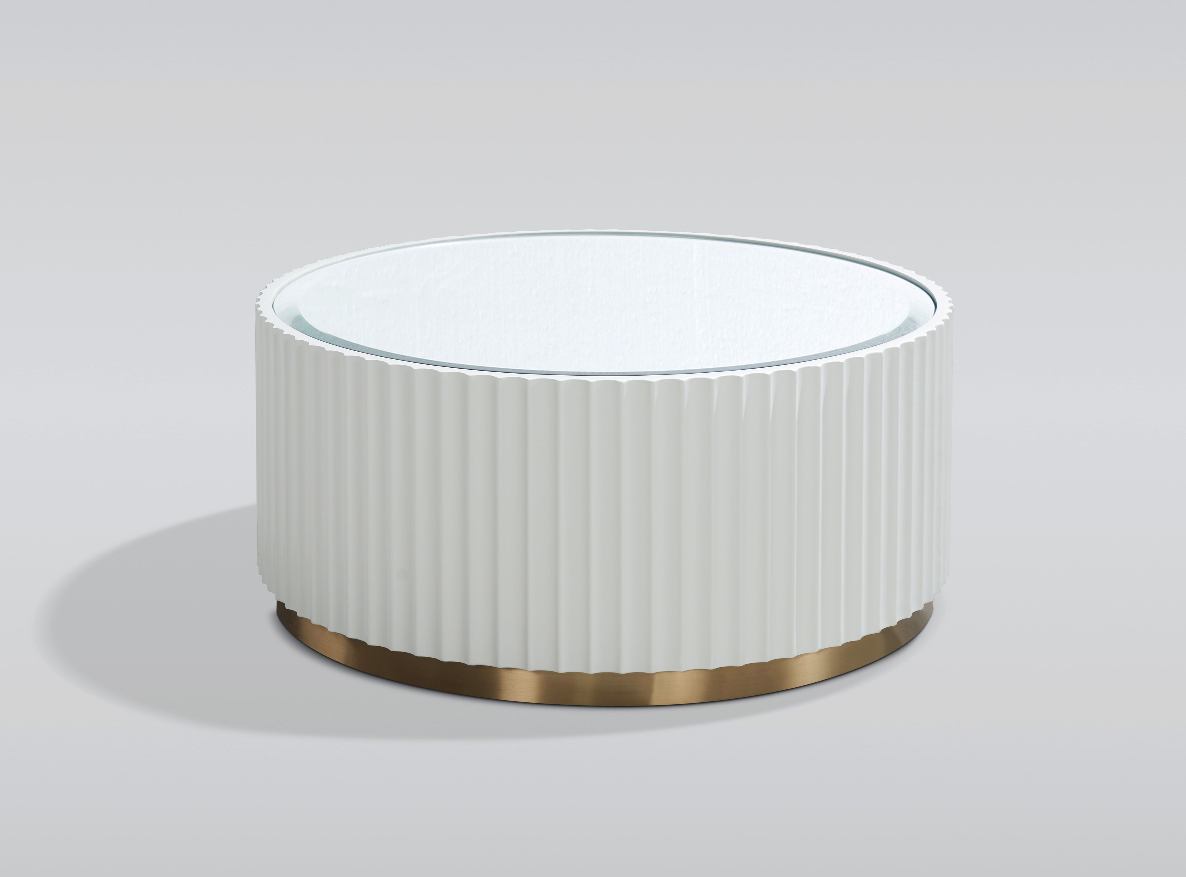 Okrągły stolik kawowy biały z ryflowanym korpusem, lustrzanym blatem i szczotkowaną złotą podstawą