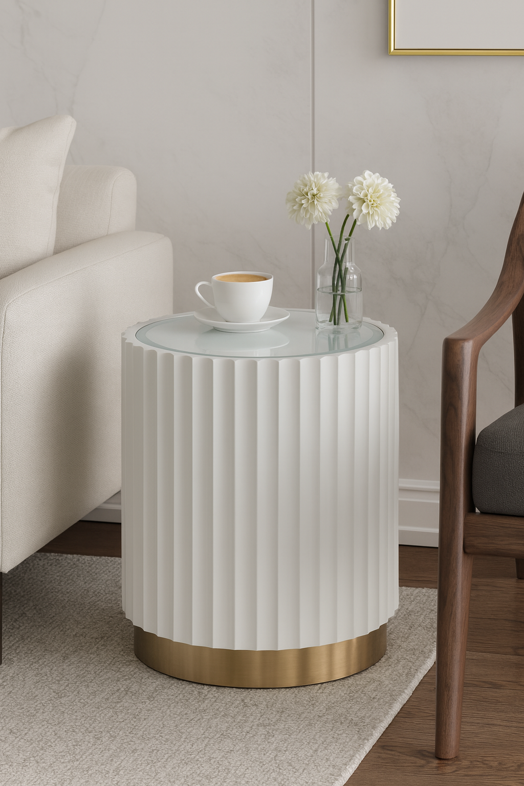 Okrągły stolik kawowy z ryflowanym korpusem, szklanym blatem i szczotkowaną złotą podstawą