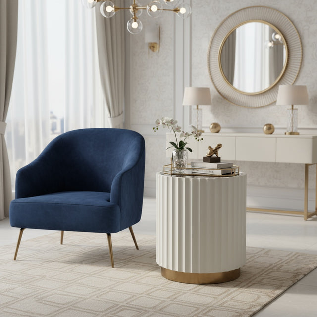 Okrągły stolik kawowy z ryflowanym korpusem, szklanym blatem i szczotkowaną złotą podstawą