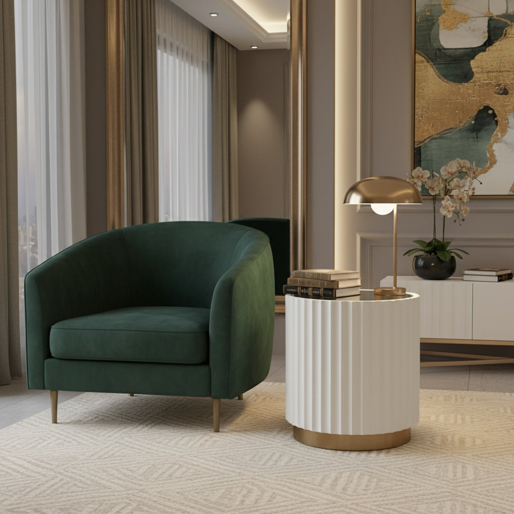 Okrągły stolik kawowy z ryflowanym korpusem, szklanym blatem i szczotkowaną złotą podstawą