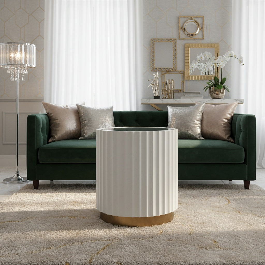 Okrągły stolik kawowy z ryflowanym korpusem, szklanym blatem i szczotkowaną złotą podstawą