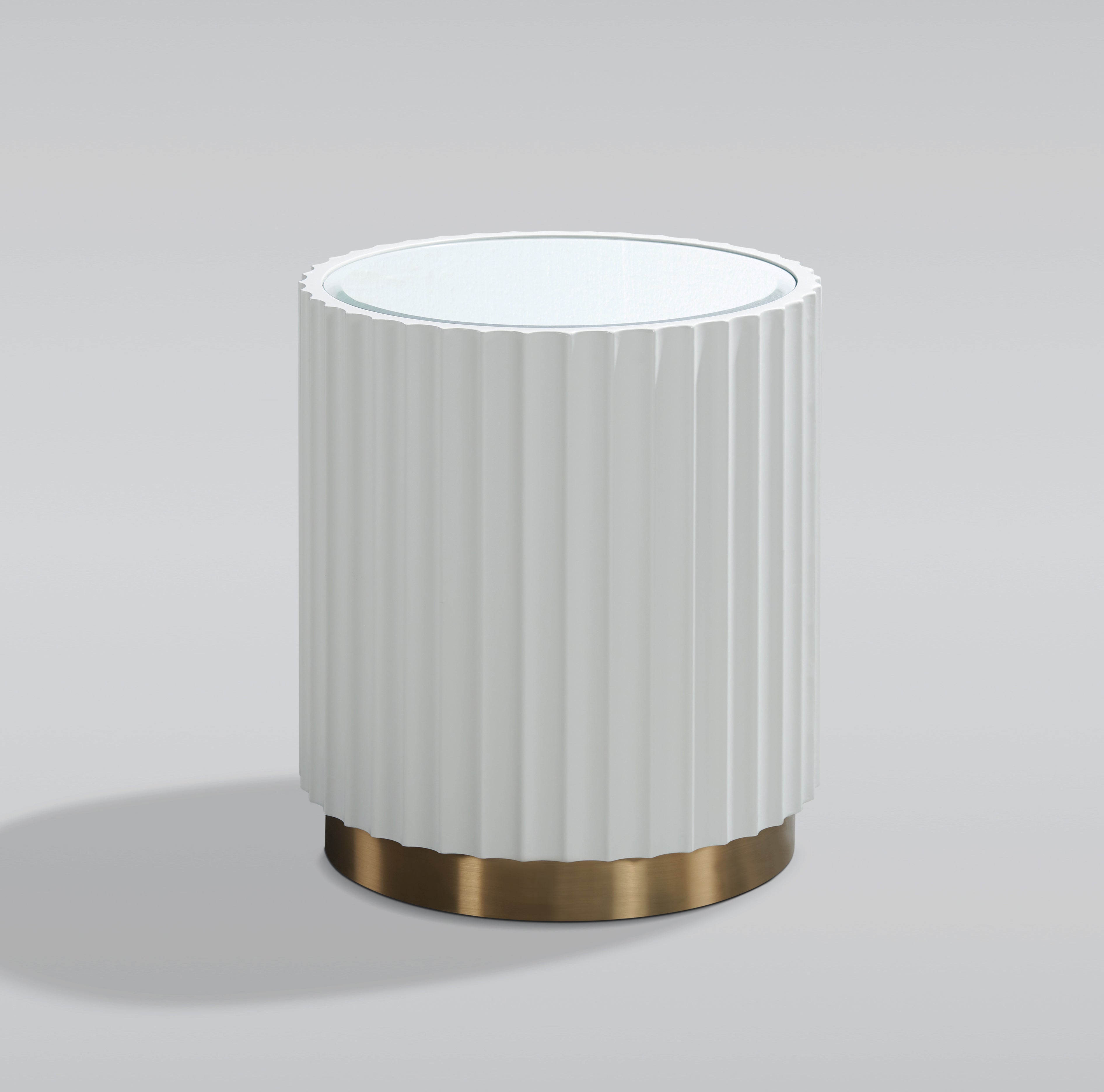 Okrągły stolik kawowy z ryflowanym korpusem, szklanym blatem i szczotkowaną złotą podstawą