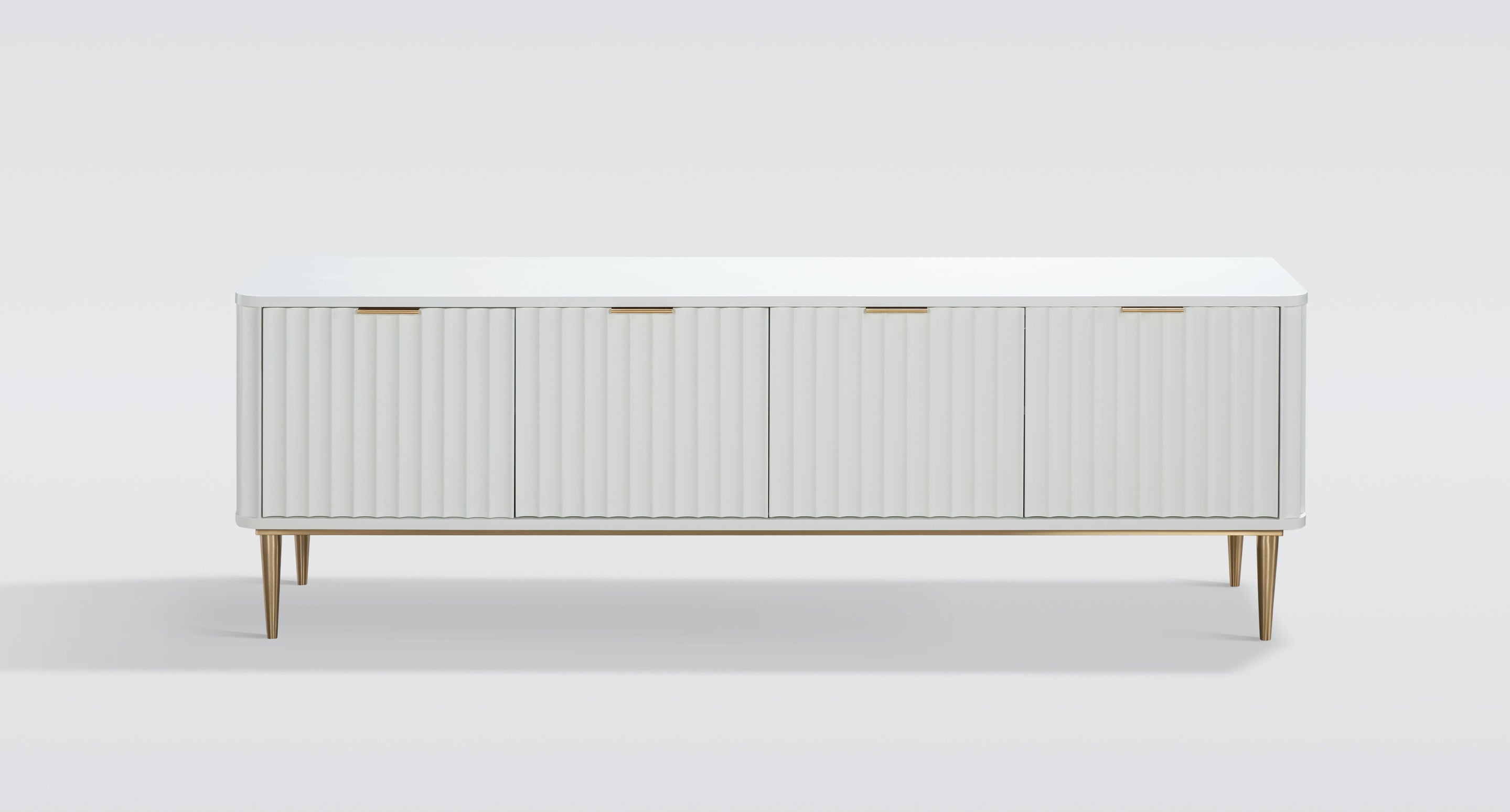 Komoda rtv ecru z ryflowanymi frontami, cztery drzwi, złote nogi i uchwyty, zaokrąglone boki, nowoczesny styl