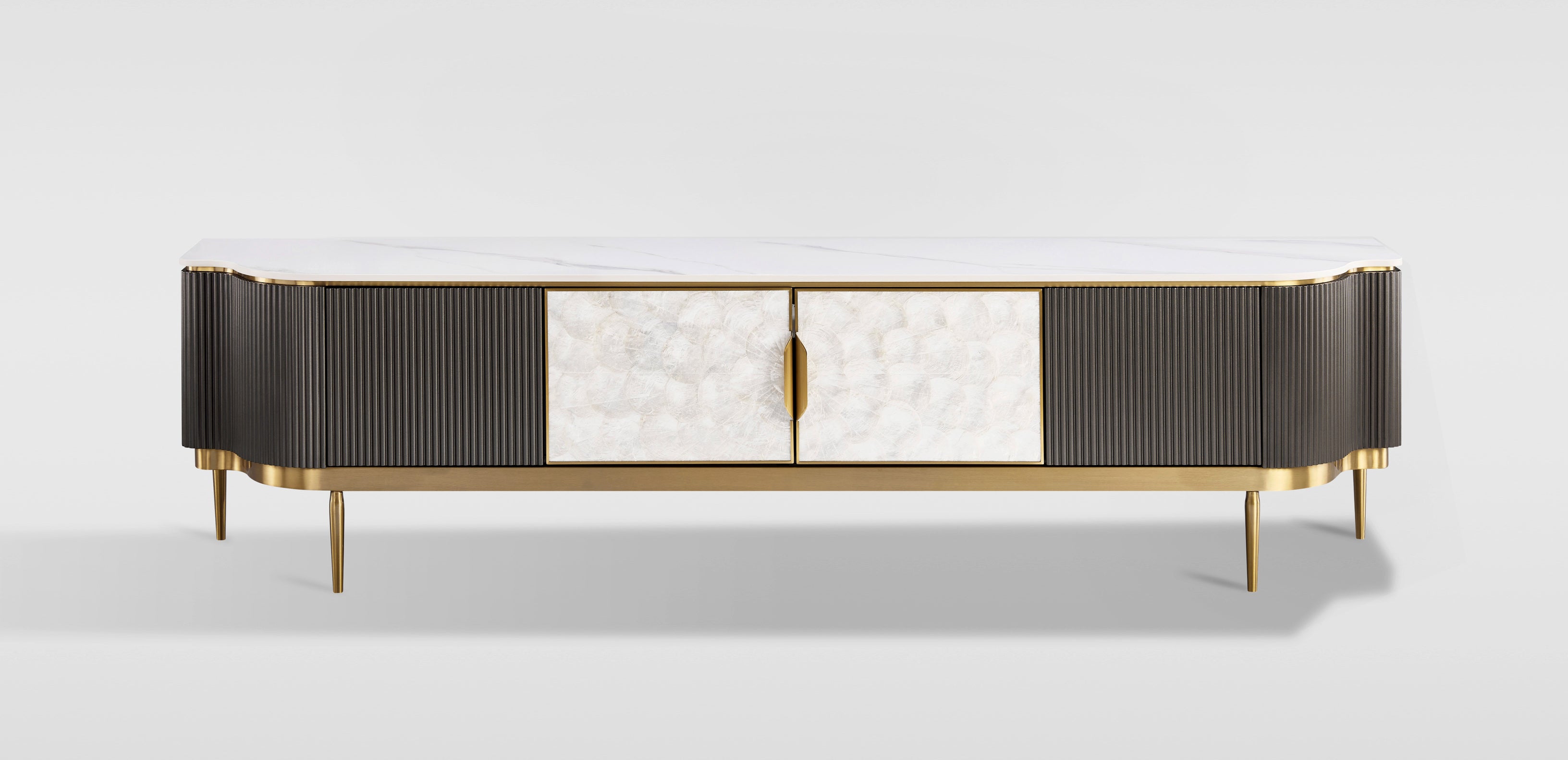 Grafitowa komoda RTV z frontem z naturalnej muszli, białym marmurowym blatem i złotymi nogami, 4-drzwiowa.
